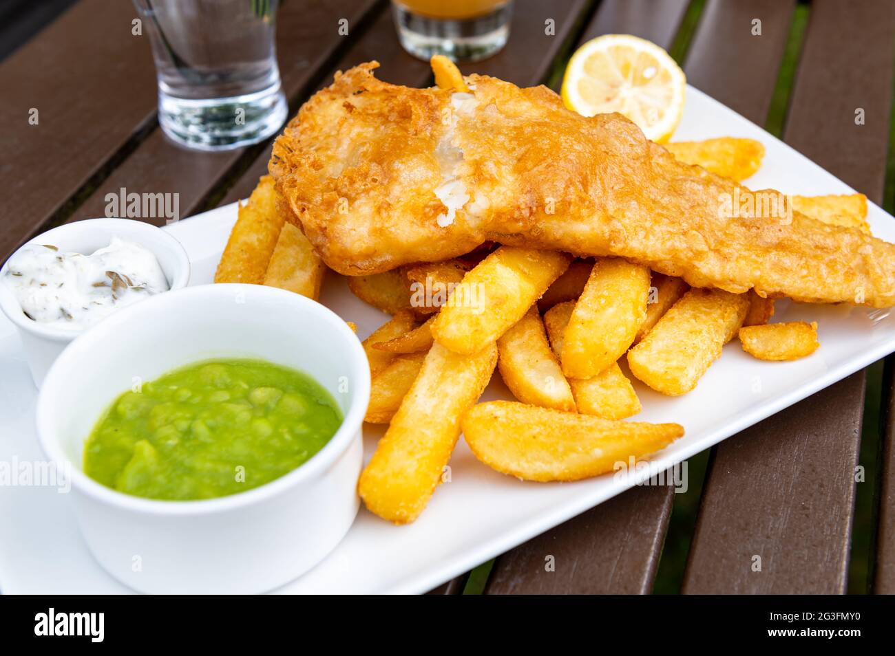 Pesce e patatine con piselli Foto Stock