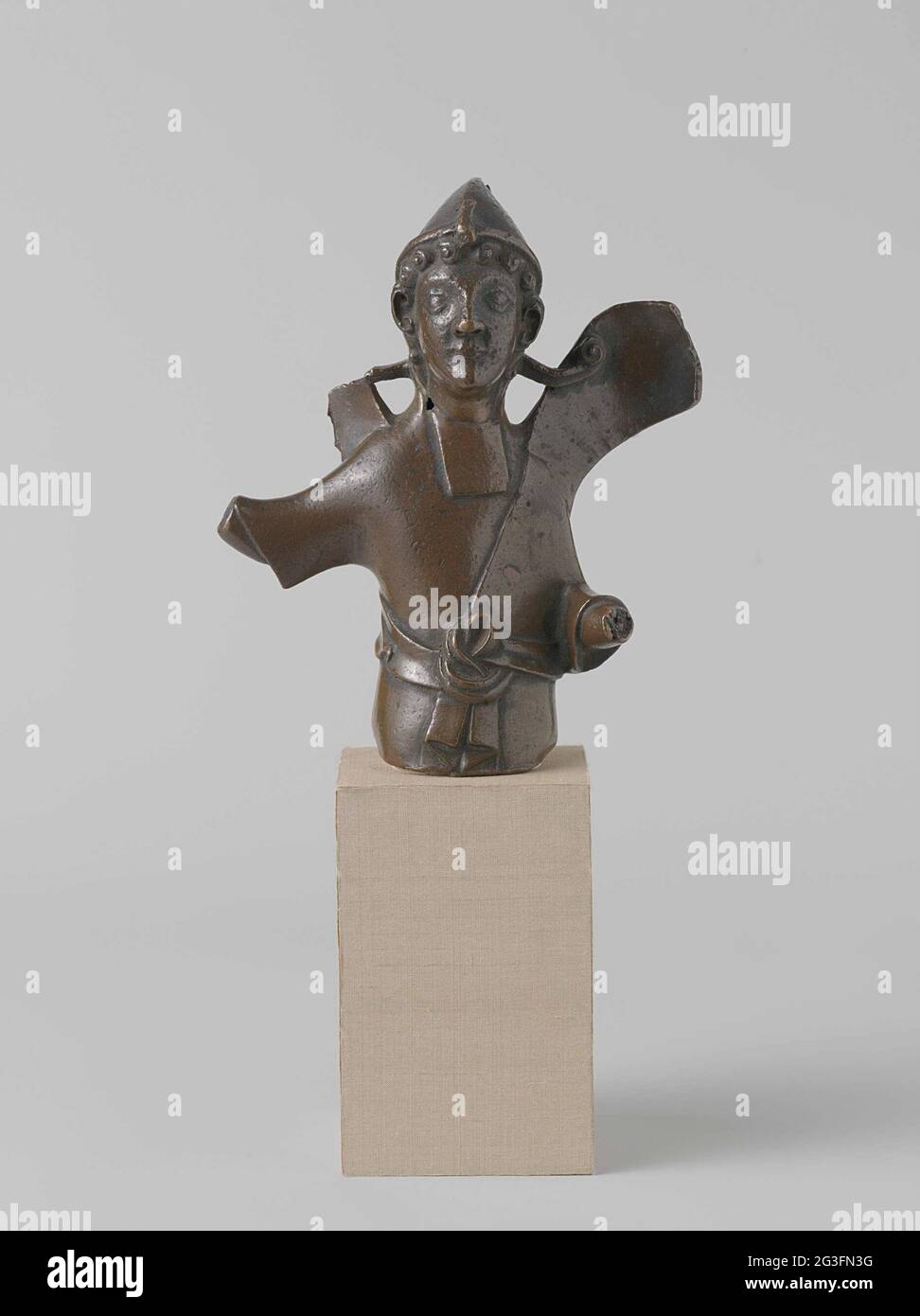 Figura della Chiesa di Maria a Utrecht. Entrambi i pezzi stampati relativamente sottili (BK-NM-2806/07) sono metà superiori di figure presumibilmente in piedi. Essi si distinguono per i loro indumenti speciali tra loro identici, di cui non sono noti altri esempi. Questo costume è dotato di una sorta di BEF (?) Ed è tenuto insieme da un nodo all'altezza dei mezzi. Forma un tutt'uno con il cappuccio leggermente appuntito sulla testa. Questo viene depositato da un pneumatico, che è stato posto posteriormente alla croce e le cui estremità di spirale terminano all'altezza della spira alare sulle spalle (anche parti Foto Stock