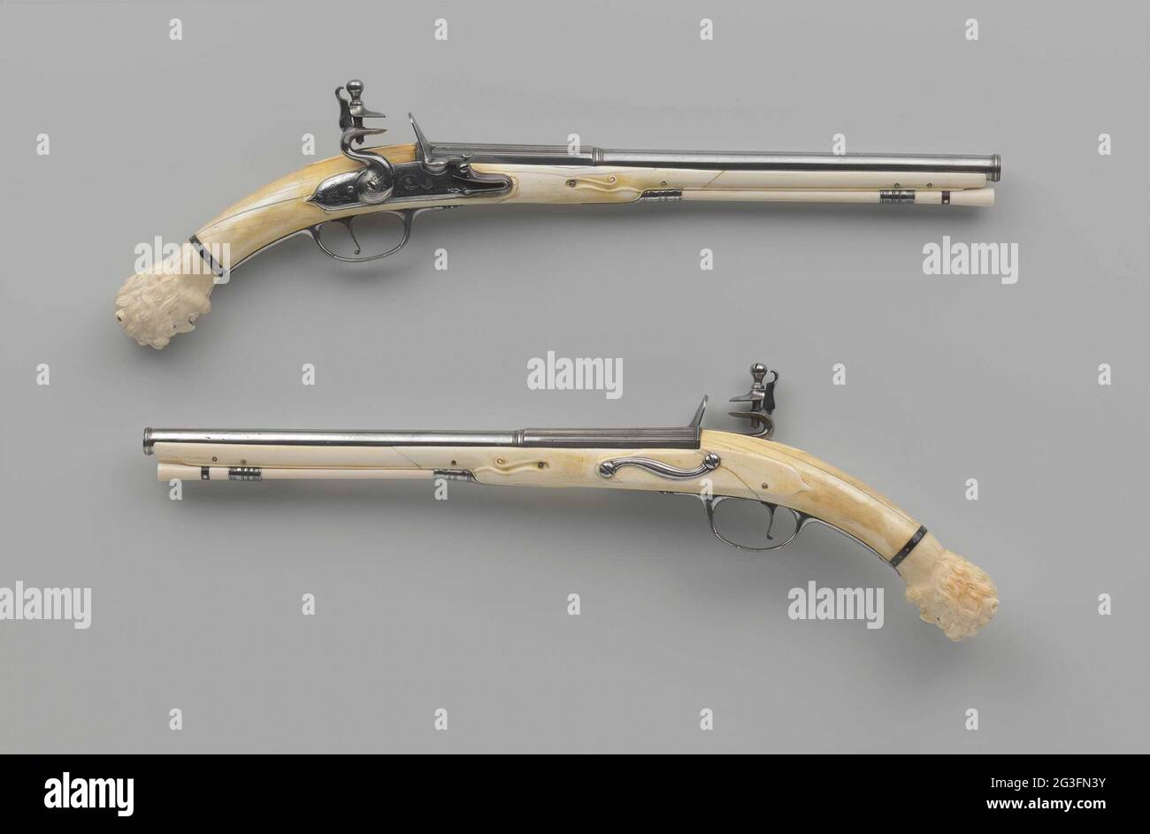 Pistola Flint con vassoio di avorio parte di una coppia. La scanalatura blutata all'interno è decorata con un unico rango, un uccello su un ramo e una firma sulla piastra di bloccaggio. Sul corso, il GLA coinvolge con oro. Il solido pallone d'avorio viene sollevato e rifinito in ebano dopo una fascia d'avorio sotto forma di testa ribassata di Ercole con la testa del Leone Nemeo come casco. L'accessorio per il ferro da stiro comprende un bastoncino di caricamento in avorio, il cui titolo è separato da una fascia in ebano come tra l'impugnatura e il pallone. Foto Stock