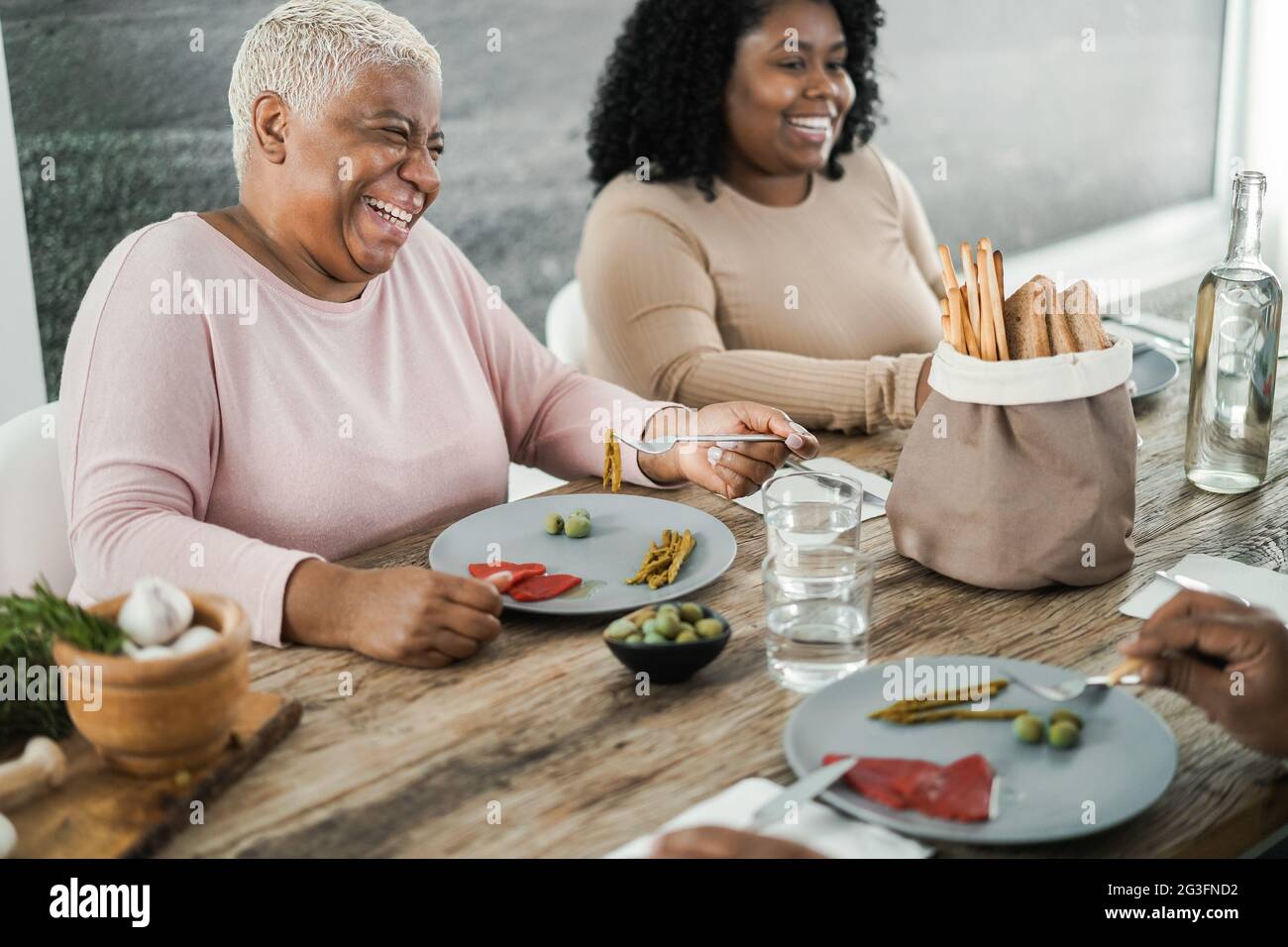 Madre e figlia africane pranzano insieme a casa - cibo sano e concetto di stile di vita Foto Stock