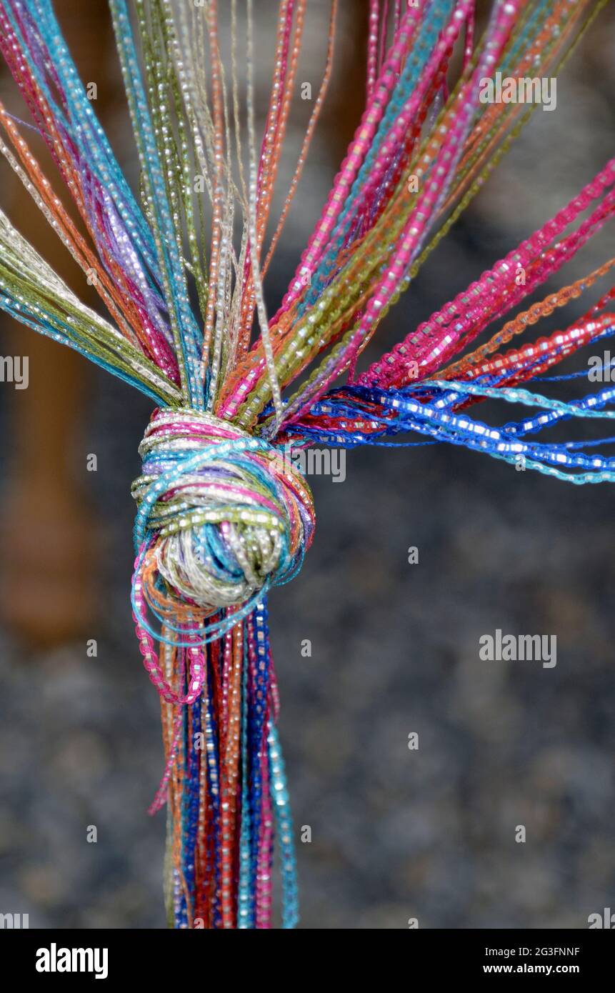 la tendina della portiera con schermo a mosca in plastica colorata è annodata per liberare l'ingresso Foto Stock