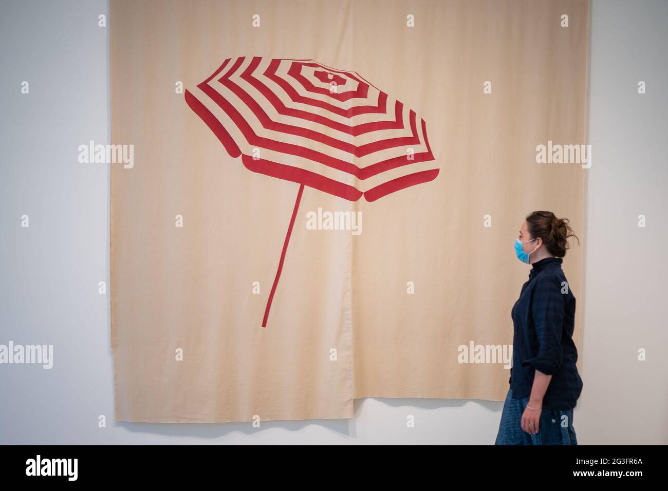 Una persona osserva il lavoro di Irini Bachlitzanaki durante una telefonata per il RA Schools Show 2021, una mostra di opere in diversi media di artisti contemporanei del Regno Unito emergenti laureandosi presso le Royal Academy Schools presso la Royal Academy of Arts, Piccadilly, nel centro di Londra. Data immagine: Mercoledì 16 giugno 2021. Foto Stock