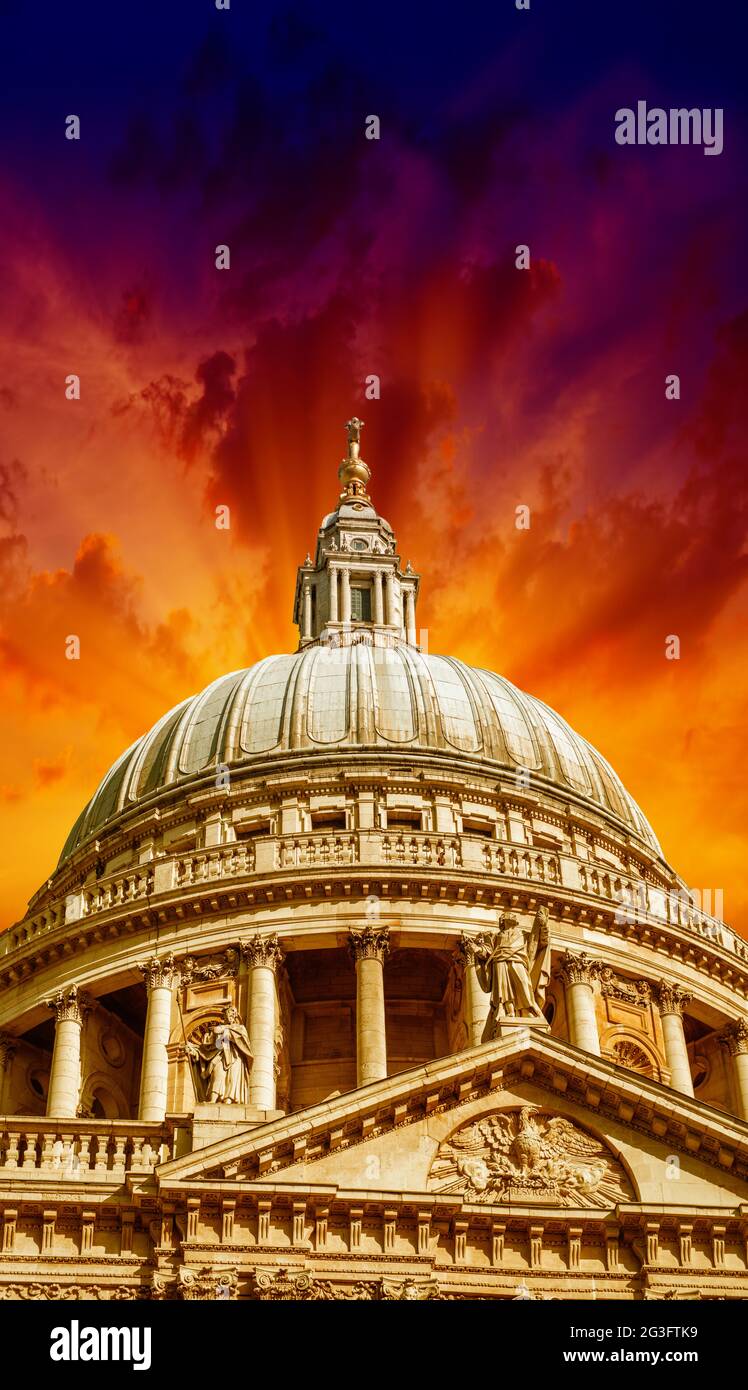 Meravigliosi colori del cielo sulla Cattedrale di St Paul - Londra Foto Stock