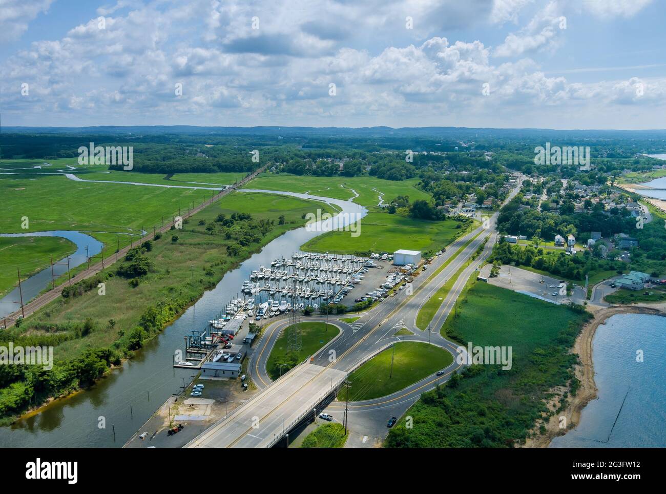 Vista panoramica aerea porto doc per molte barche galleggianti vicino alla superstrada l'oceano negli Stati Uniti Foto Stock