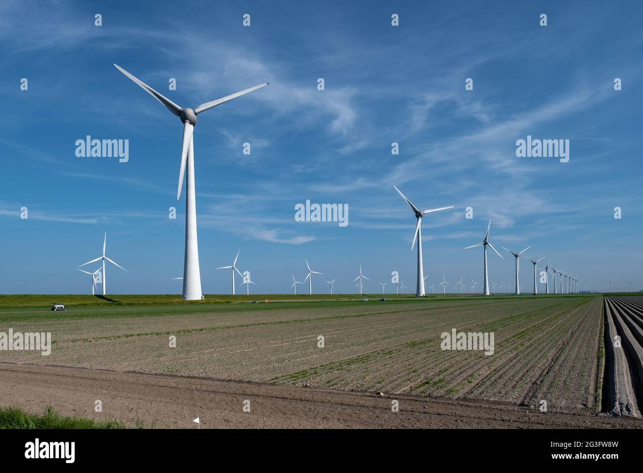 Turbine eoliche da una vista aerea, drone vista al parco eolico una fattoria di mulini a vento nel lago Ijsselmeer il più grande nei Paesi Bassi, sviluppo sostenibile, energia rinnovabile. Foto Stock