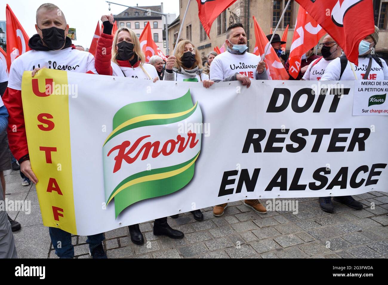 Unilever chiude lo stabilimento di Knorr a Duppigheim (Bas-Rhin) specializzato nella produzione di zuppe e salse. Il gruppo ha annunciato l'abbandono del suo sito entro la fine del 2021, che impiega 261 persone. Dipendenti e sindacati stanno organizzando scioperi e negoziati per cercare di impedire il trasferimento di questo stabilimento in altre regioni. 16 giugno 2021, a Strasburgo, Francia nordorientale. Foto di Nicolas Roses/ABACAPRESS.COM Foto Stock