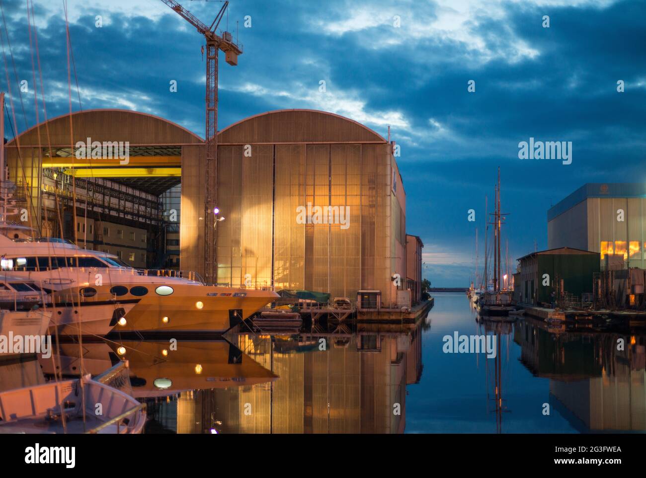 Tramonto a Viareggio, Italia. Bella passeggiata con canale e barche Foto Stock