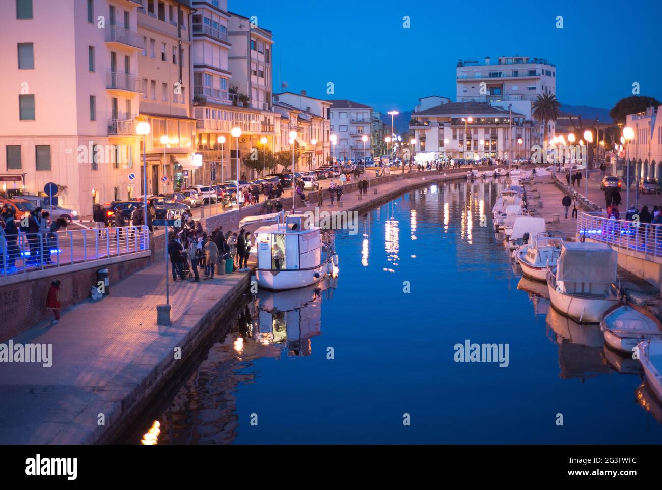 Tramonto a Viareggio, Italia. Bella passeggiata con canale e barche Foto Stock