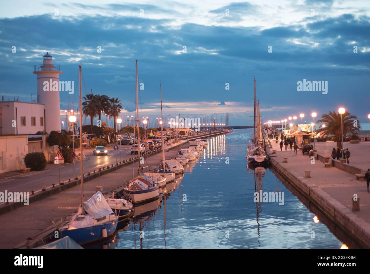 Tramonto a Viareggio, Italia. Bella passeggiata con canale e barche Foto Stock