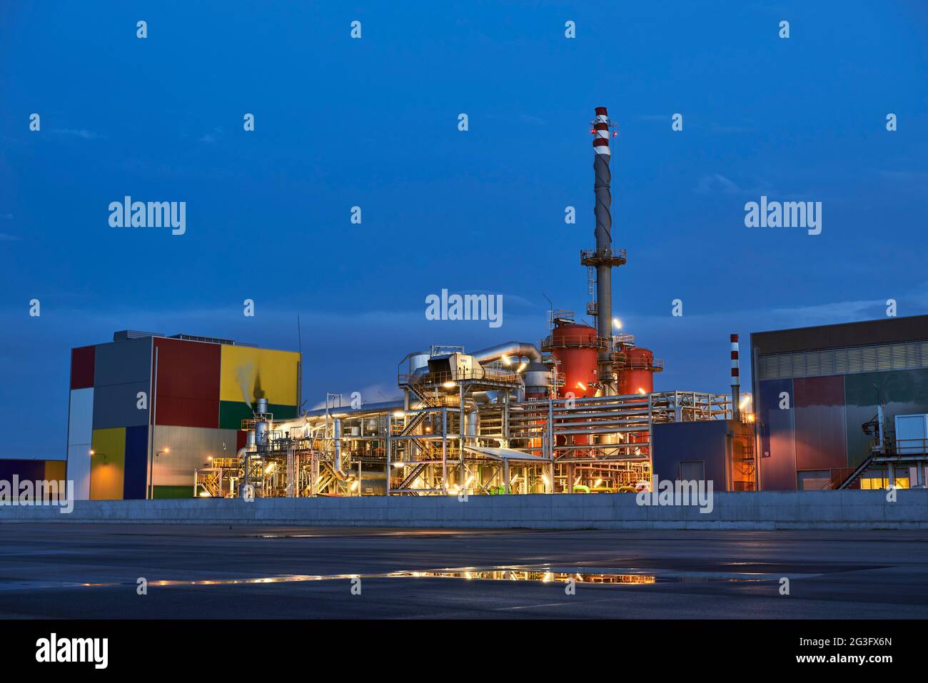 Industria nel porto di Bilbao alla sera, Biscaglia, Paesi Baschi, Euskadi, Spagna, Europa Foto Stock