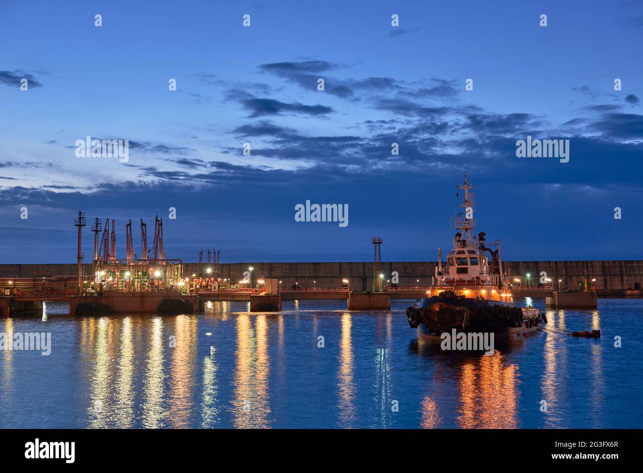 Rimorchiatore ormeggiato di notte nel porto di Bilbao, Bilbao, Biscaglia, Paesi Baschi, Euskadi, Spagna, Europa Foto Stock