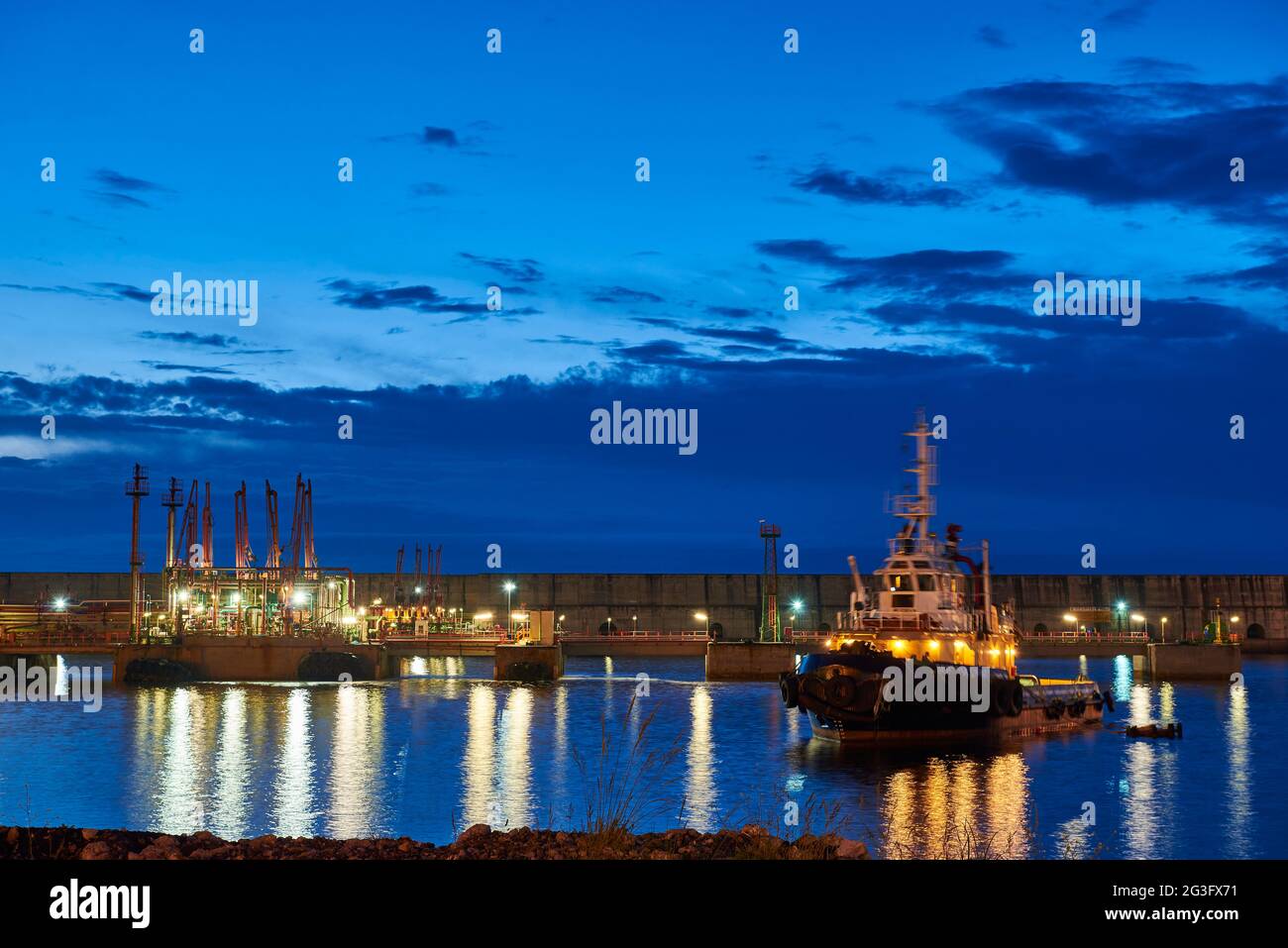 Molo del porto di Bilbao di notte, Biscay, Paesi Baschi, Euskadi, Spagna, Europa Foto Stock