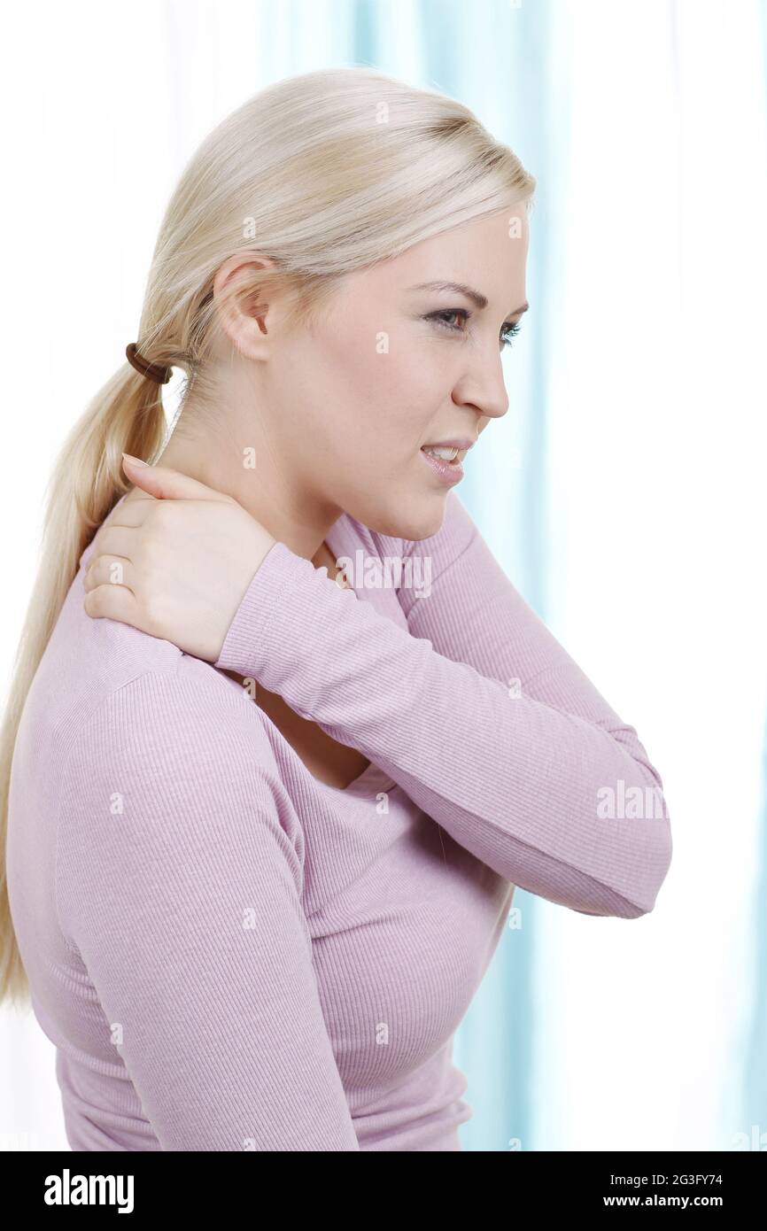 Giovane donna con il mal di schiena Foto Stock