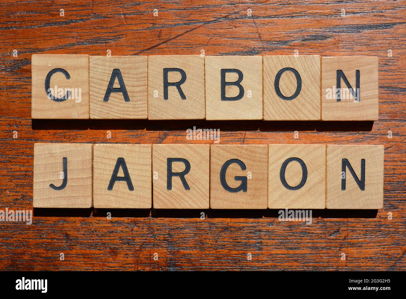 Gergo di carbonio, parole in lettere alfabetiche in legno isolate sullo sfondo Foto Stock