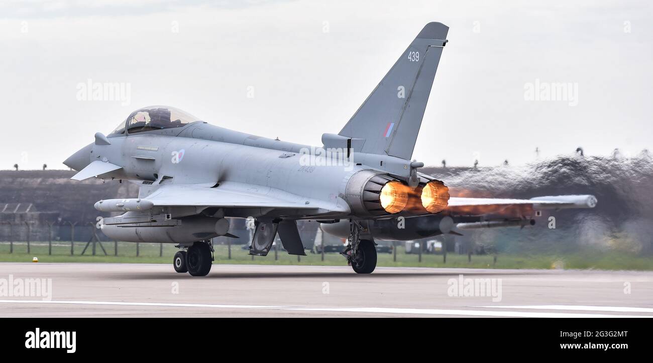 Lancio di RAF Eurofighter Typhoon FGR4 Afterburner al RAF Coningsby Foto Stock