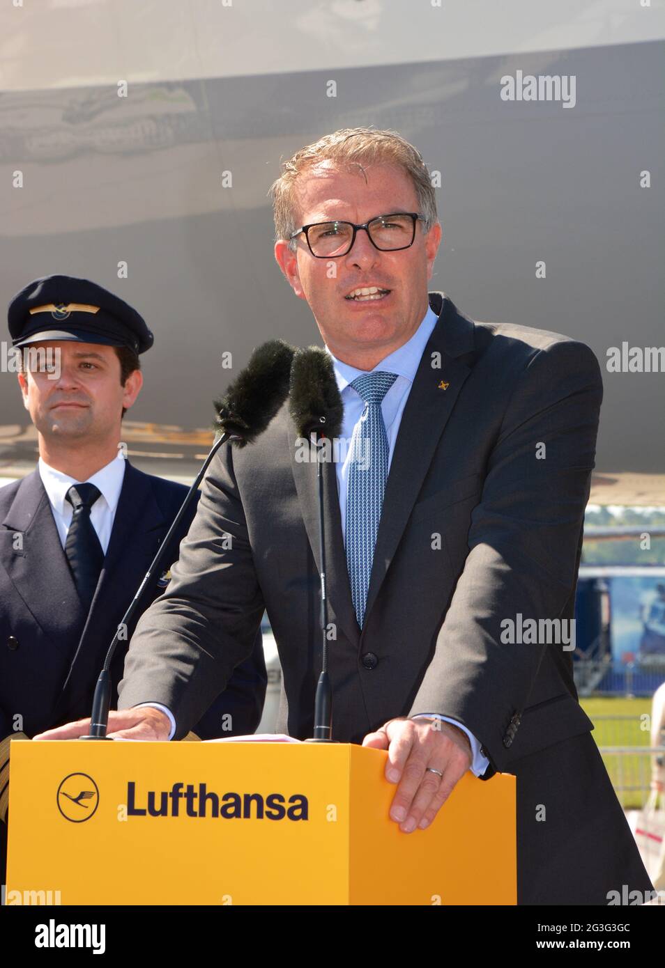 Lufthansa Chef Carsten Spohr mit Pilot vor dem neuen Super Jumbo B747-8 Foto Stock