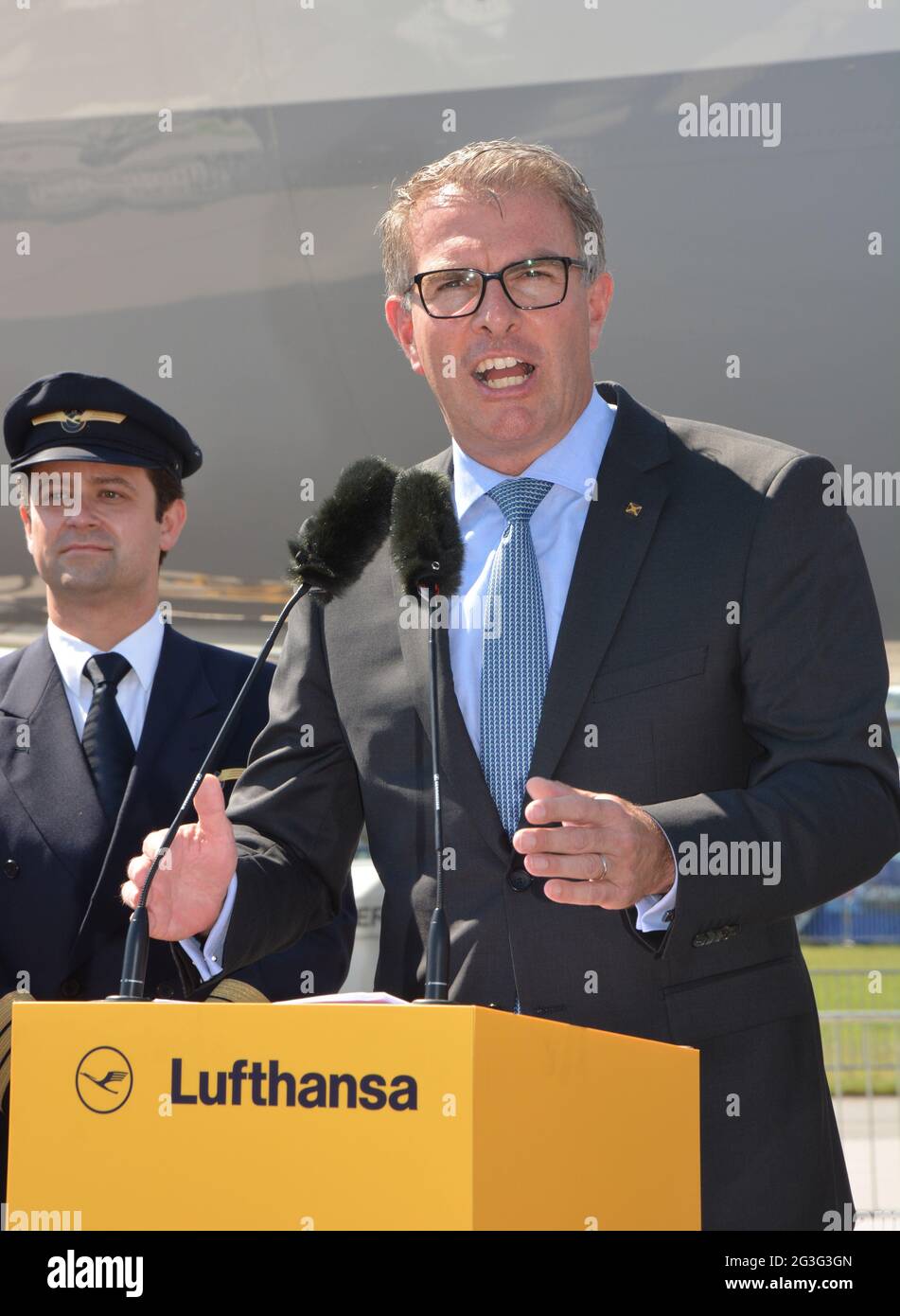 Lufthansa Chef Carsten Spohr mit Pilot vor dem neuen Super Jumbo B747-8 Foto Stock