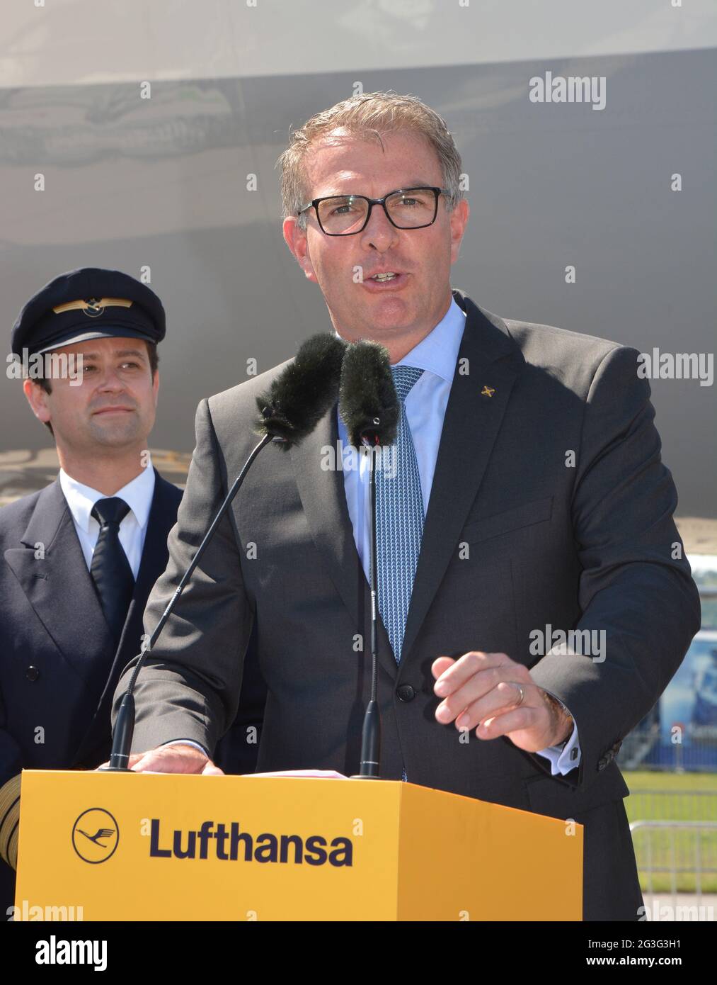 Lufthansa Chef Carsten Spohr vor dem neuen Super Jumbo B747-8 Foto Stock