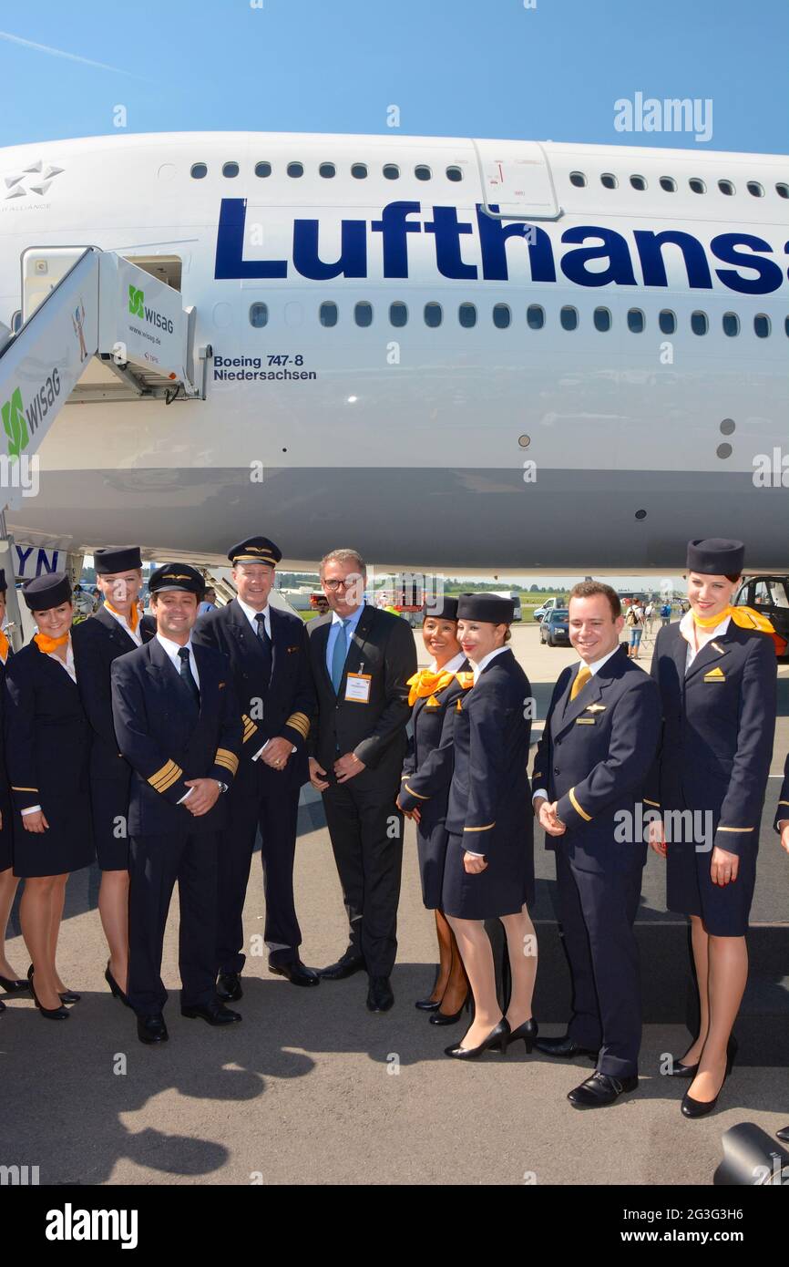 Lufthansa Chef Carsten Spohr mit Piloten und Flugbegleiterinnen vor dem neuen Super Jumbo B747-8 Foto Stock