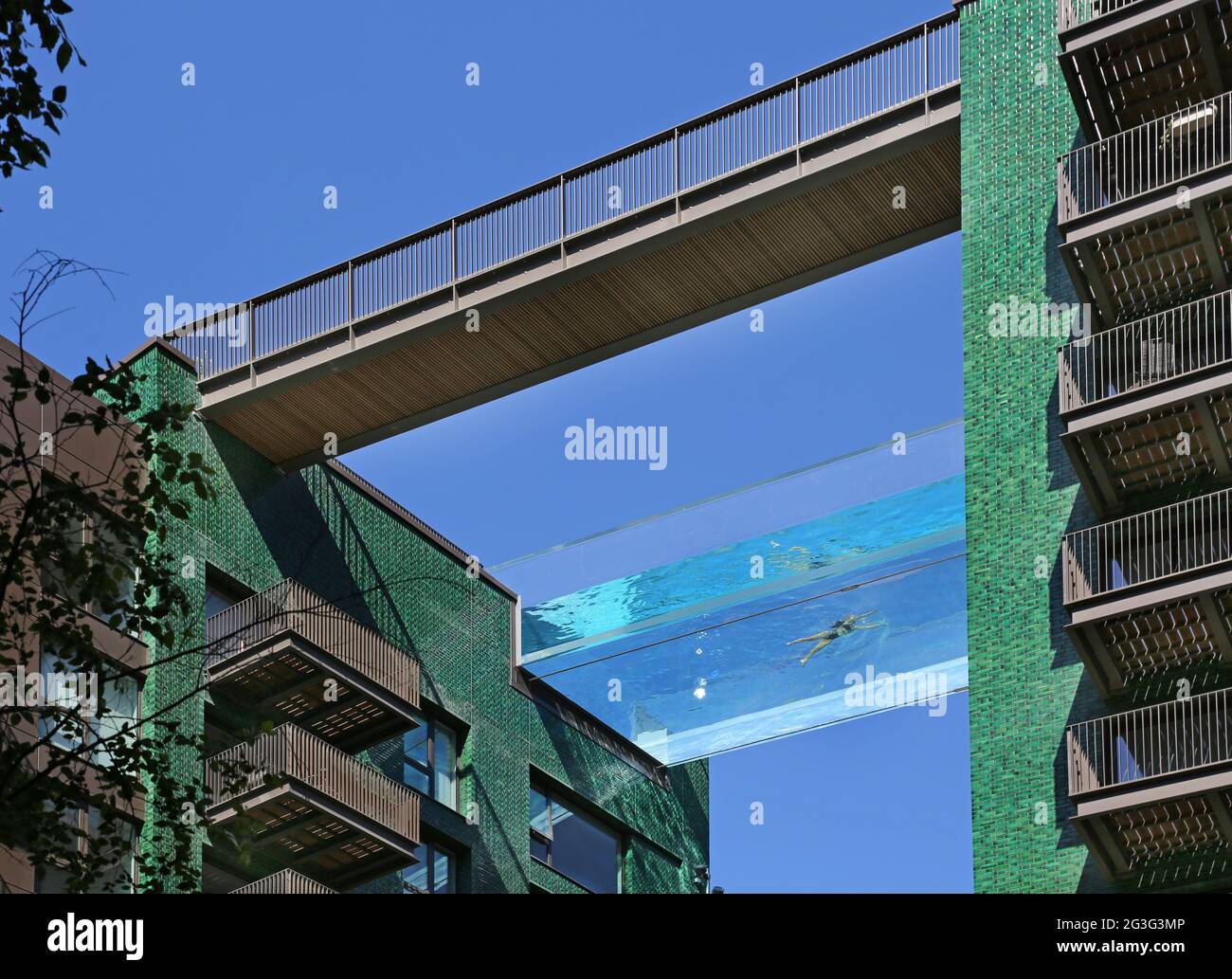 Vista al piano terra dello Sky Pool, dei Embassy Gardens, Vauxhall, Londra, Regno Unito. Si estende per 25 m tra i tetti di condominio adiacenti. Architetto HAL. Foto Stock