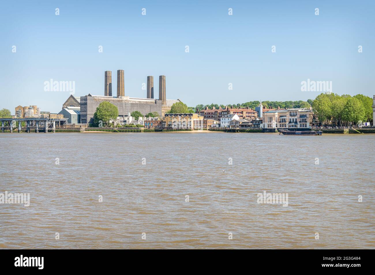 Greenwich Power Station vista sul Tamigi dall'Isola dei Dogs, Londra, Regno Unito Foto Stock