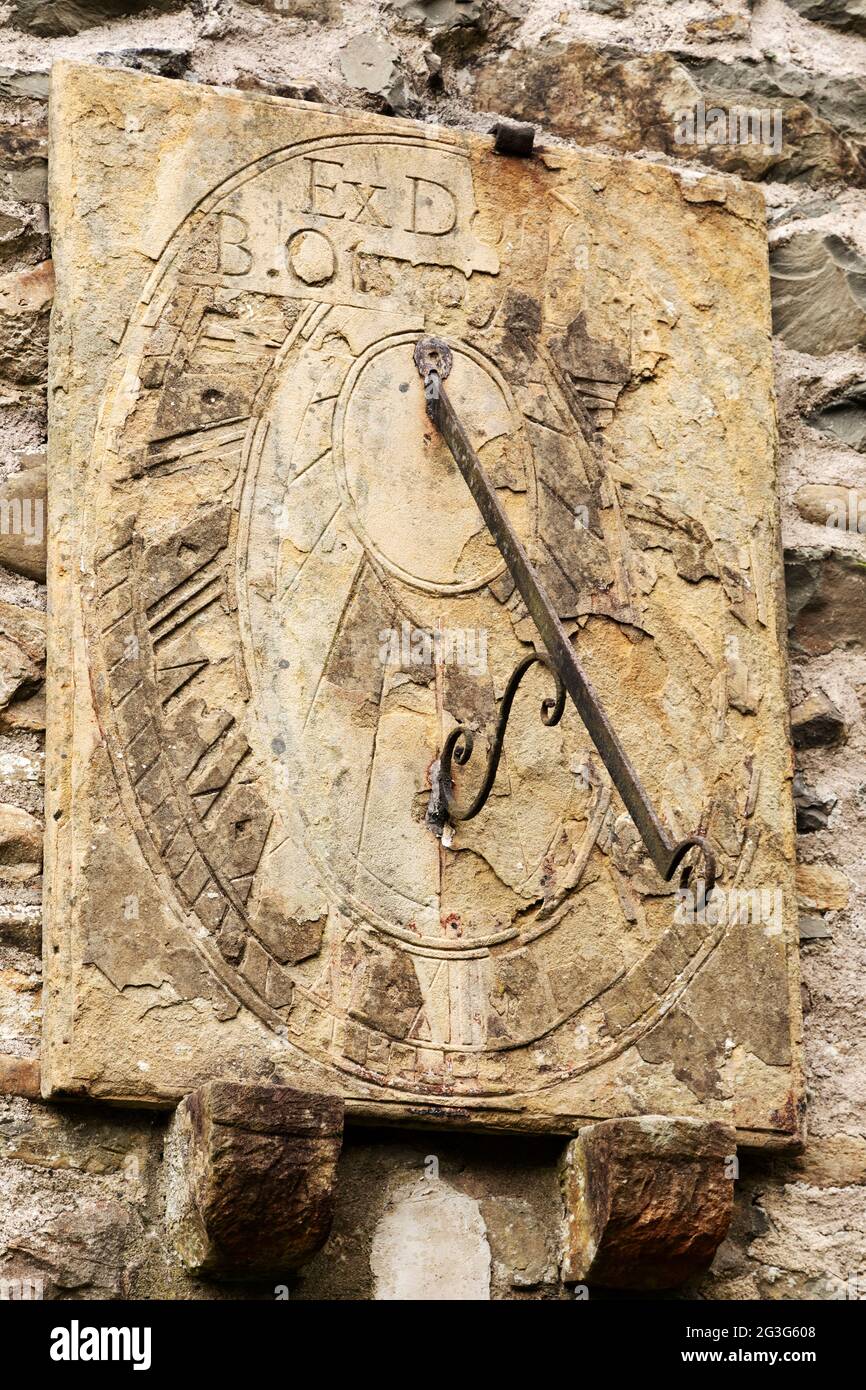 Meridiana sulla parete esterna della Chiesa di Sant'Andrea a Sedbergh in Cumbria, Inghilterra. Sotto il sole lo gnomone metallico getta un'ombra sulla faccia di orologio. Foto Stock