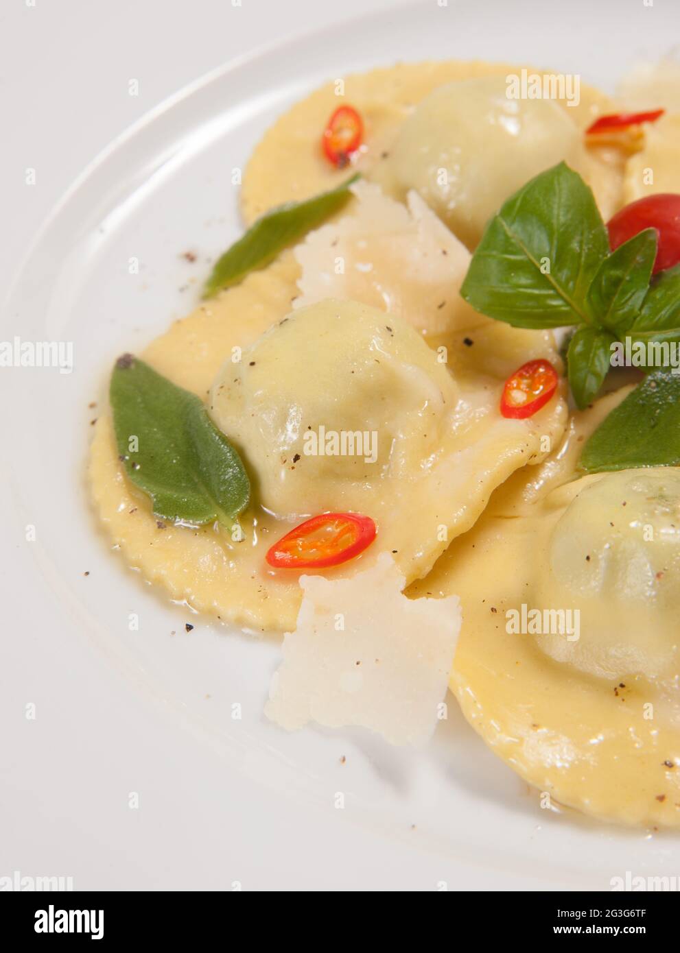 Ravioli con chily rosso pepe e basilico dolce Foto Stock