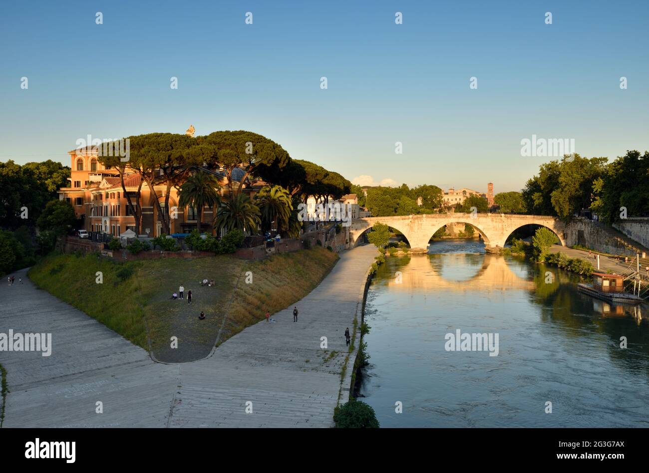 Italia, Roma, fiume Tevere, Isola Tiberina, Ponte Cestio al tramonto Foto Stock