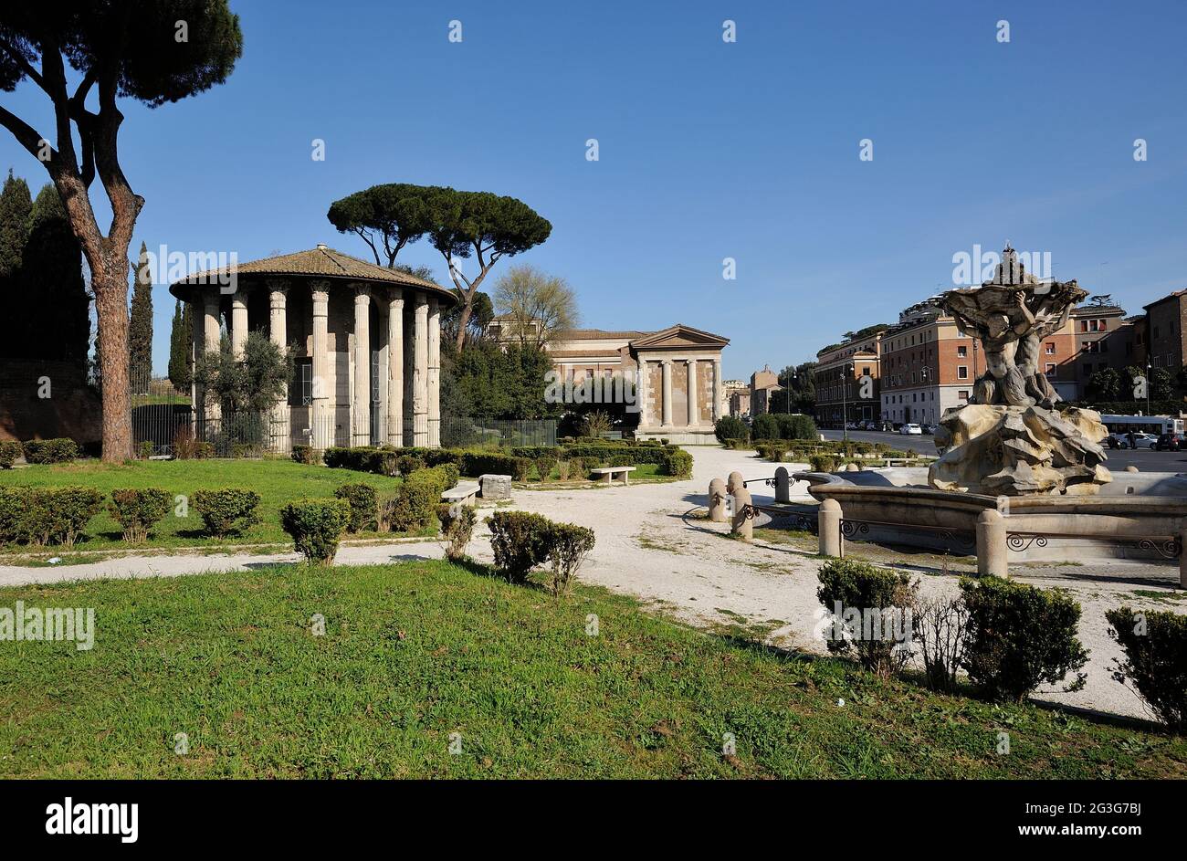 Italia, Roma, foro Boario, tempio di Ercole Vittore, chiamato anche tempio di Vesta (II secolo a.C.), tempio di Portuno Virilis e fontana dei Tritoni Foto Stock