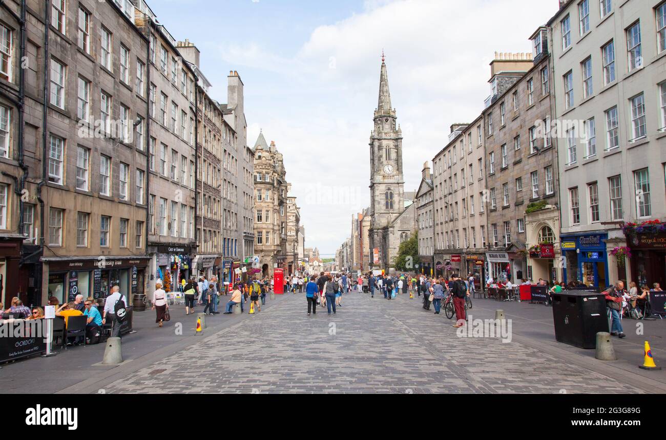 Edimburgo Scozia luglio 21: Il Royal Mile è un susseguirsi di strade che formano la principale arteria della città vecchia del ci Foto Stock