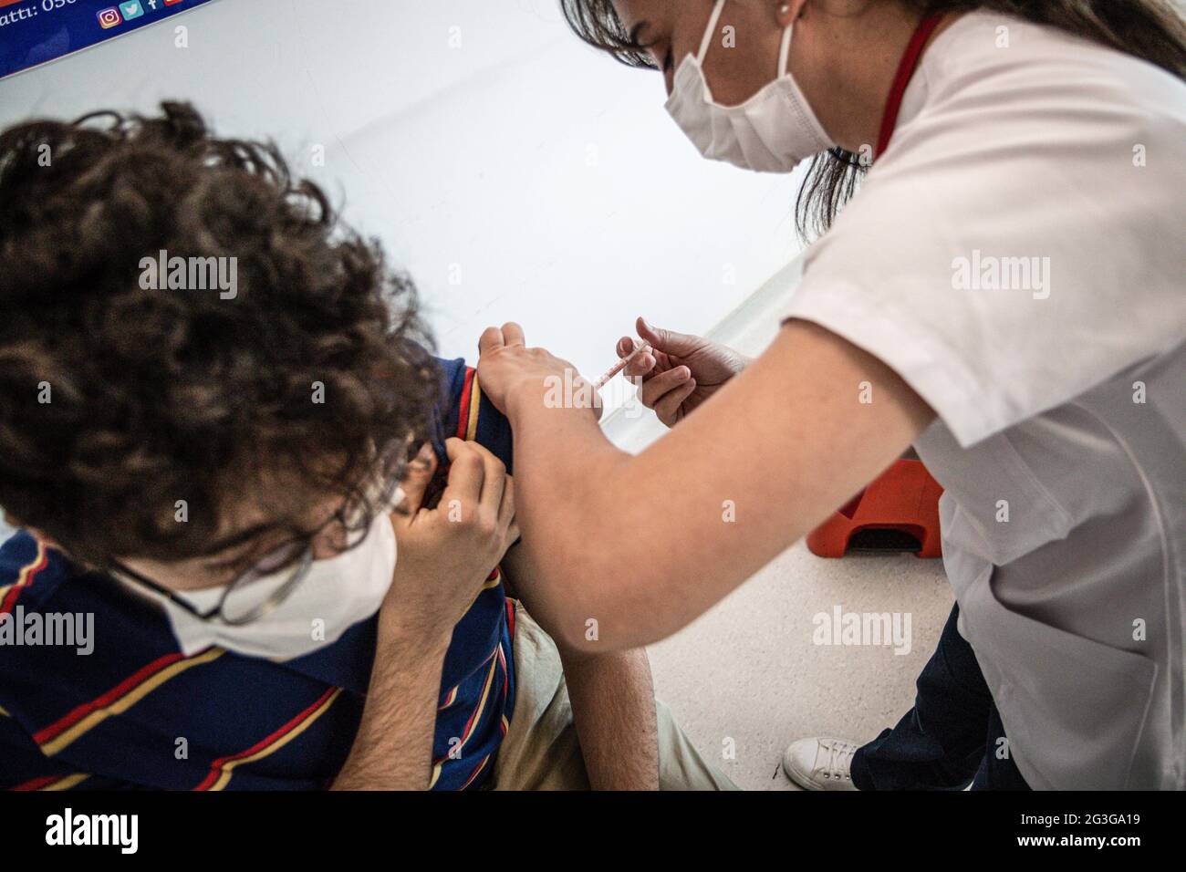 Ankara, Turchia. 16 Giugno 2021. Un infermiere somministra una dose di vaccino Biontech a un individuo durante l'operazione di vaccinazione Covid-19 presso l'Ankara City Hospital. Nello studio sulla vaccinazione COVID-19 in Turchia, si è riferito che 1 milione di persone sono state vaccinate a partire da oggi, stabilendo un nuovo record. In Turchia, sta utilizzando il vaccino Biontech, Sinovac, tuttavia nel prossimo futuro i vaccini Sputnik saranno utilizzati nella campagna di vaccinazione COVID-19. (Foto di Tunahan Turhan/SOPA Images/Sipa USA) Credit: Sipa USA/Alamy Live News Foto Stock