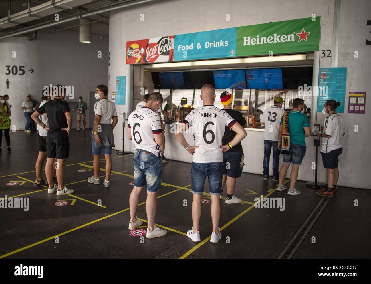 Fan in der Allianz Arena holen sich Getränke und Essen Frankreich - Deutschland München, 15.06.2021, Fussball, Saison 2020/21 Foto: Moritz Müller Foto Stock