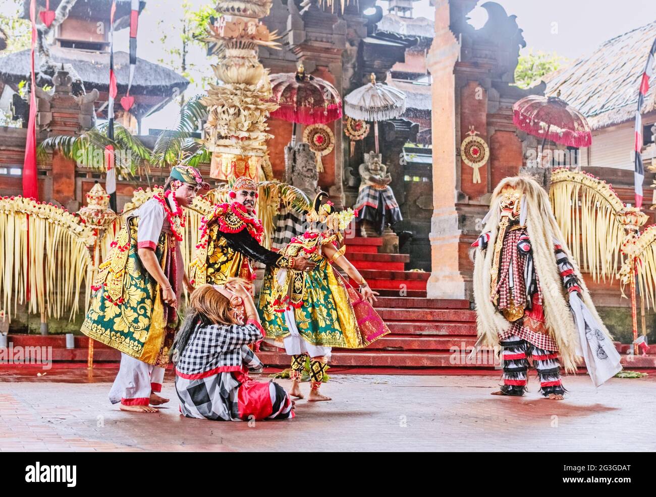 Gennaio, 2, 2017 - Bali, Indonesia: Gruppo di ballerini originali danze folcloristiche a Bali Foto Stock