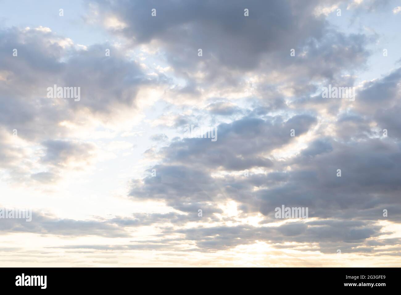 Nuvole dinamiche abd cielo con il sole che sbirta attraverso Foto Stock