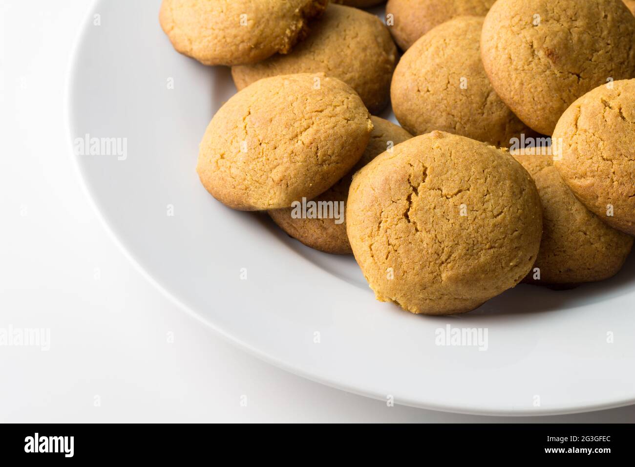 Biscotti rotondi di pan di zenzero in un mucchio isolato su sfondo bianco con spazio di copia - i biscotti di gingersnap impilano Foto Stock