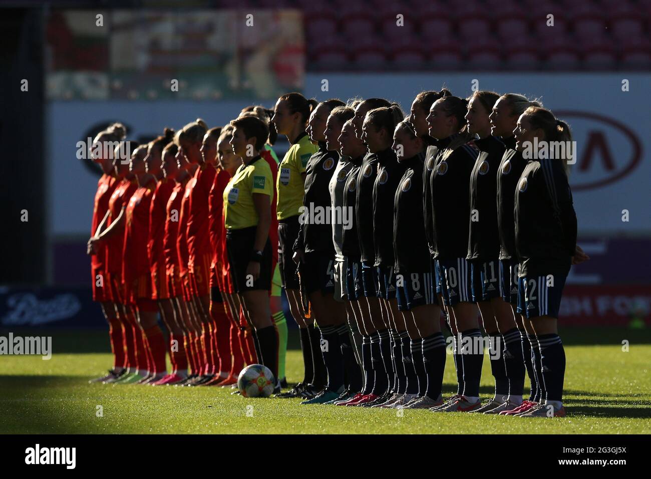 Llanelli, Regno Unito. 15 giugno 2021. I giocatori di entrambe le squadre e ufficiali di partita si levano in piedi per gli anthem nazionali davanti a k/o. Calcio internazionale per donne, Galles contro Scozia al Parc y Scarlets Stadium di Llanelli, Galles del Sud, martedì 15 giugno 2021. pic di Andrew Orchard/Andrew Orchard sports photography/Alamy Live news Credit: Andrew Orchard sports photography/Alamy Live News Foto Stock