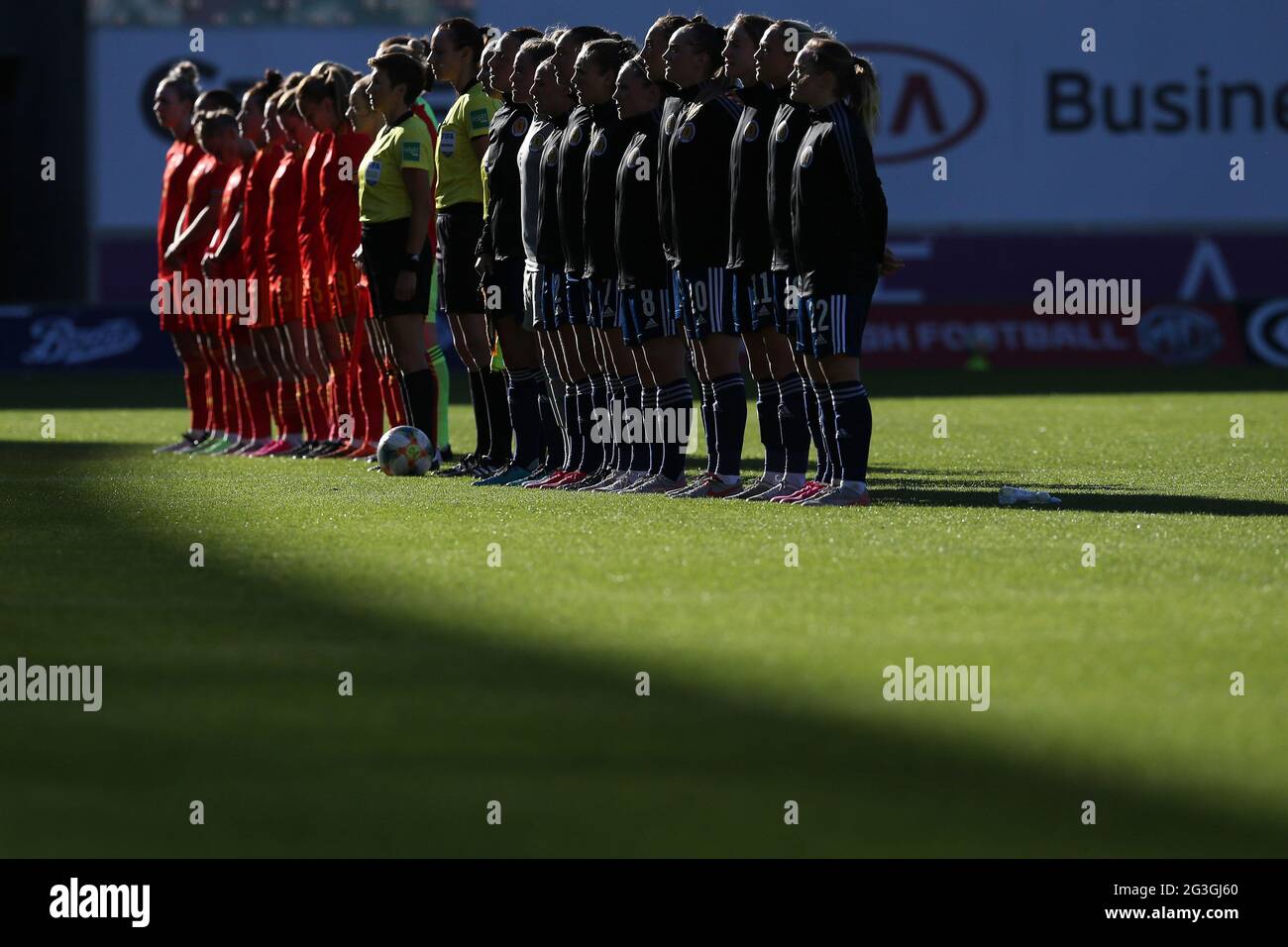 Llanelli, Regno Unito. 15 giugno 2021. I giocatori di entrambe le squadre e ufficiali di partita si levano in piedi per gli anthem nazionali davanti a k/o. Calcio internazionale per donne, Galles contro Scozia al Parc y Scarlets Stadium di Llanelli, Galles del Sud, martedì 15 giugno 2021. pic di Andrew Orchard/Andrew Orchard sports photography/Alamy Live news Credit: Andrew Orchard sports photography/Alamy Live News Foto Stock