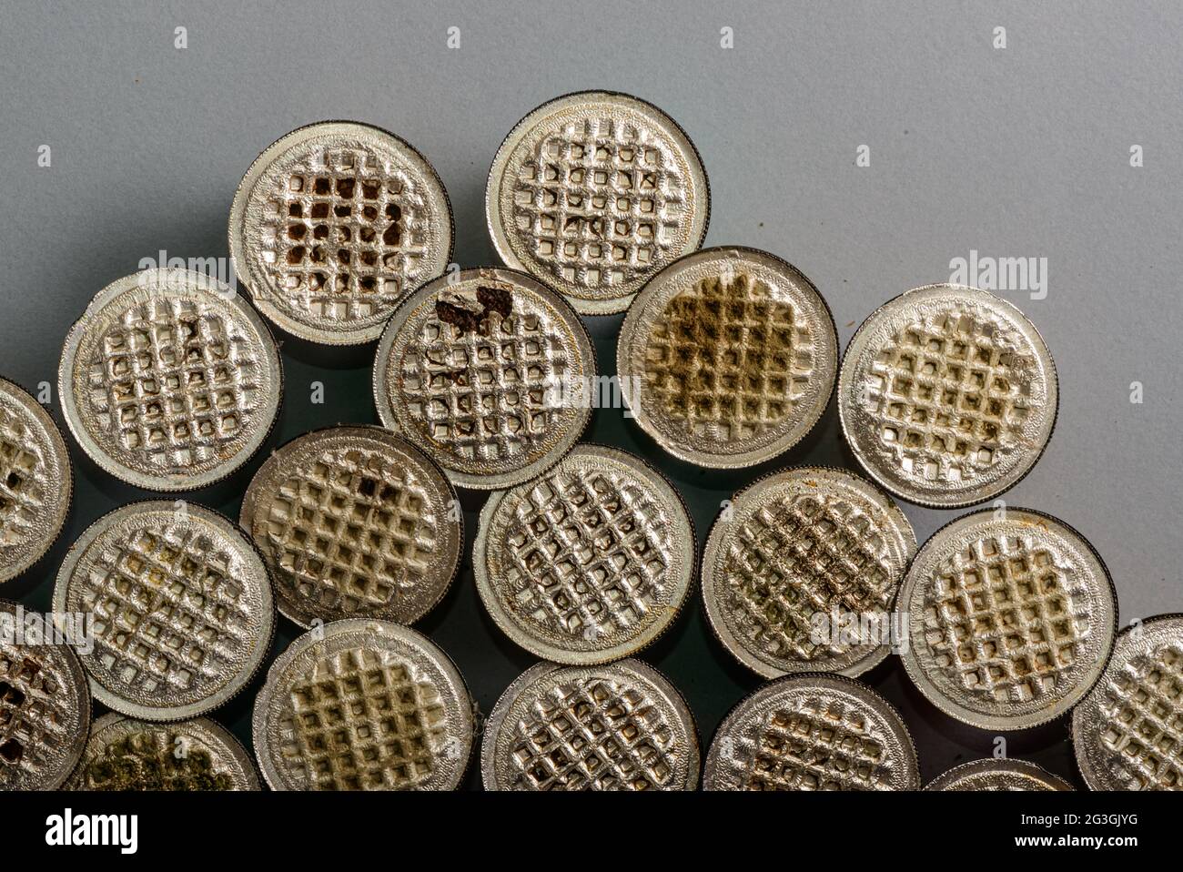 Capsule di caffè colorate e usate in primo piano. Foto Stock