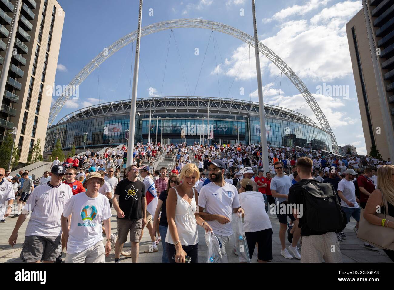 Tifosi d'Inghilterra al di fuori dello stadio Wembley davanti all'Inghilterra contro Croazia Euro 2020 Foto Stock
