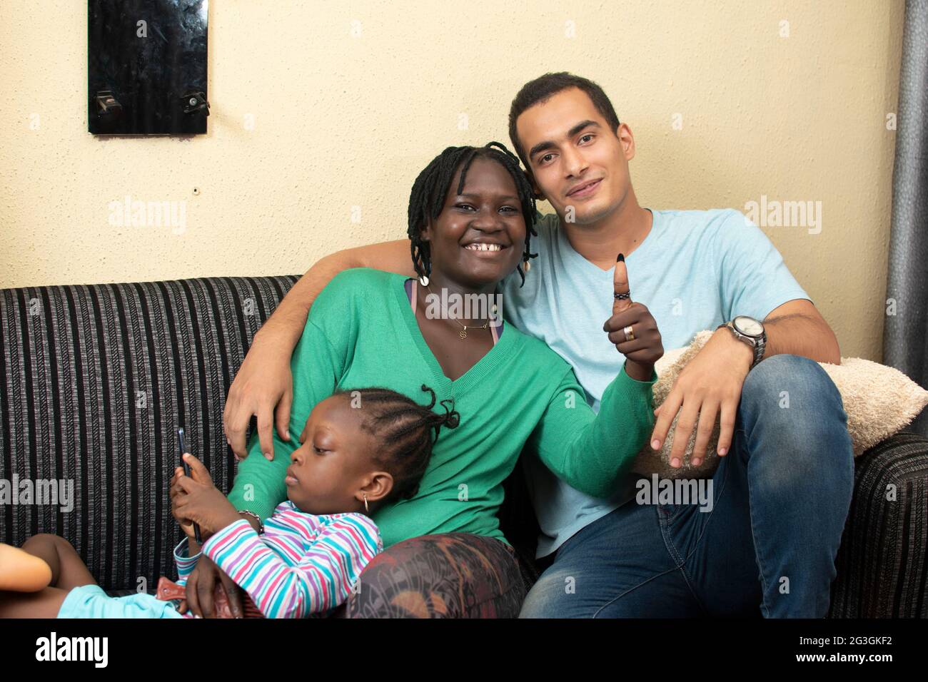 coppia interrazziale avendo una famiglia time.black donna dà un pollice in su Foto Stock