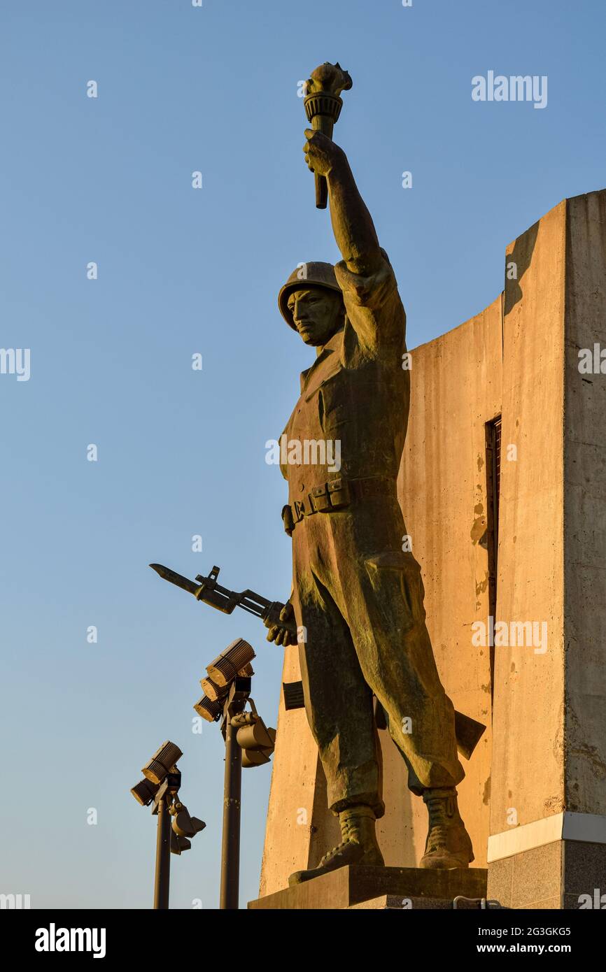 Statua del soldato che tiene una torcia e una pistola nel monumento di Maqam Echahid. Foto Stock