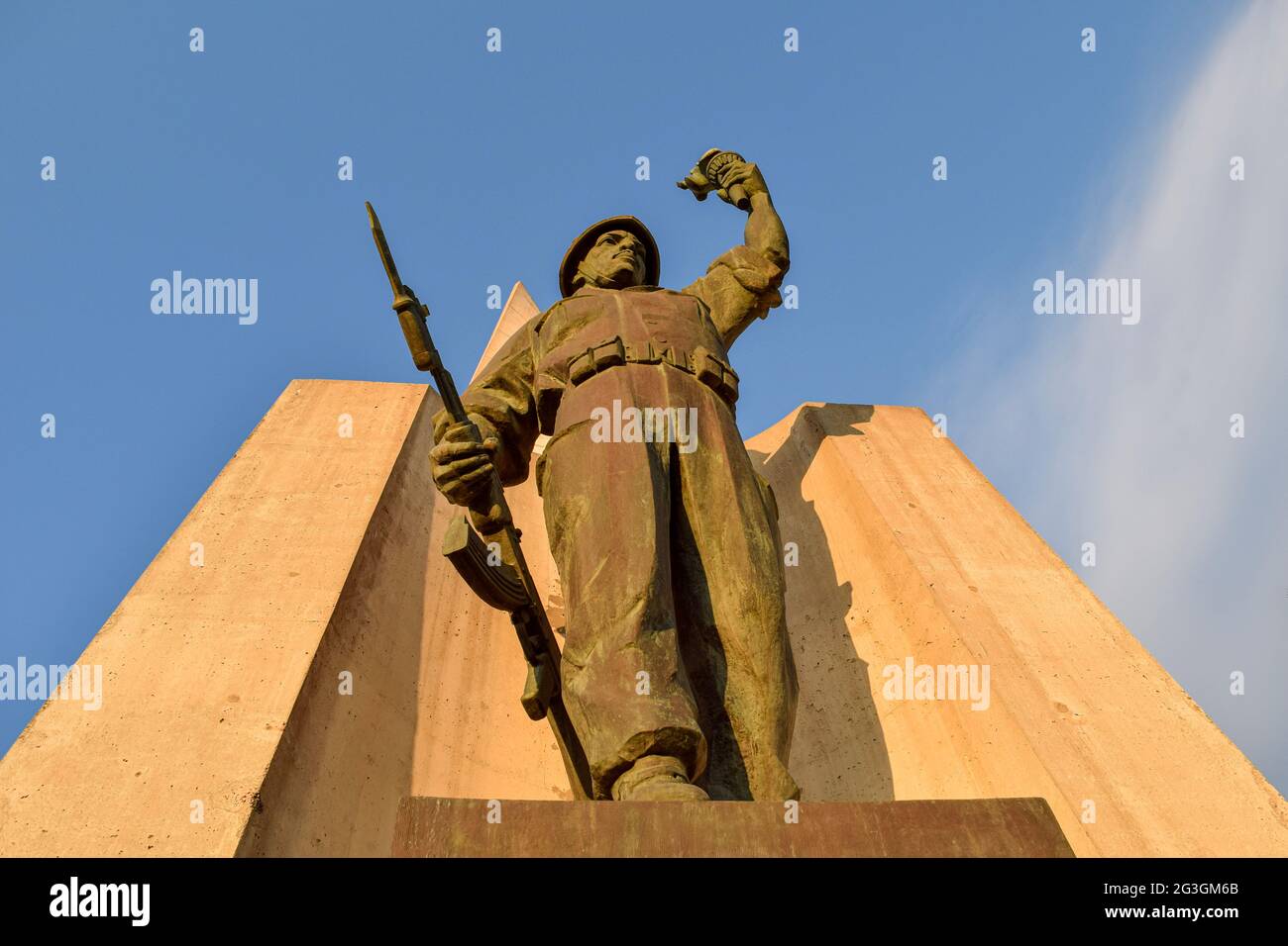 Statua del soldato che tiene una torcia e una pistola nel monumento di Maqam Echahid. Foto Stock