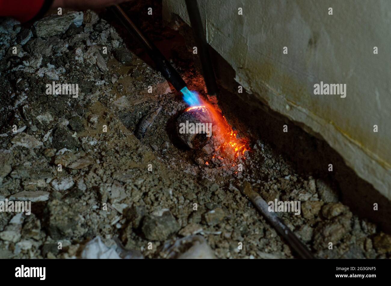 Closeup di carbone che brucia pezzi sul terreno Foto Stock