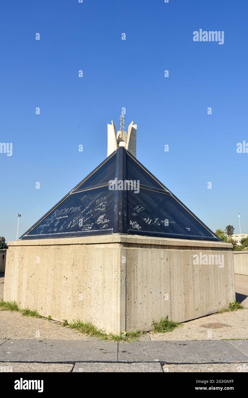 Vista ad angolo basso del Monumento Maqam Echahid, Monumento dei Martiri, statua del Memoriale. Foto Stock