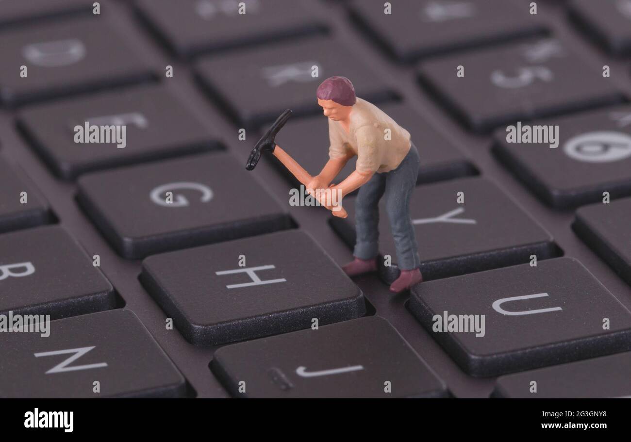 Lavoratore in miniatura che lavora sulla tastiera Foto Stock