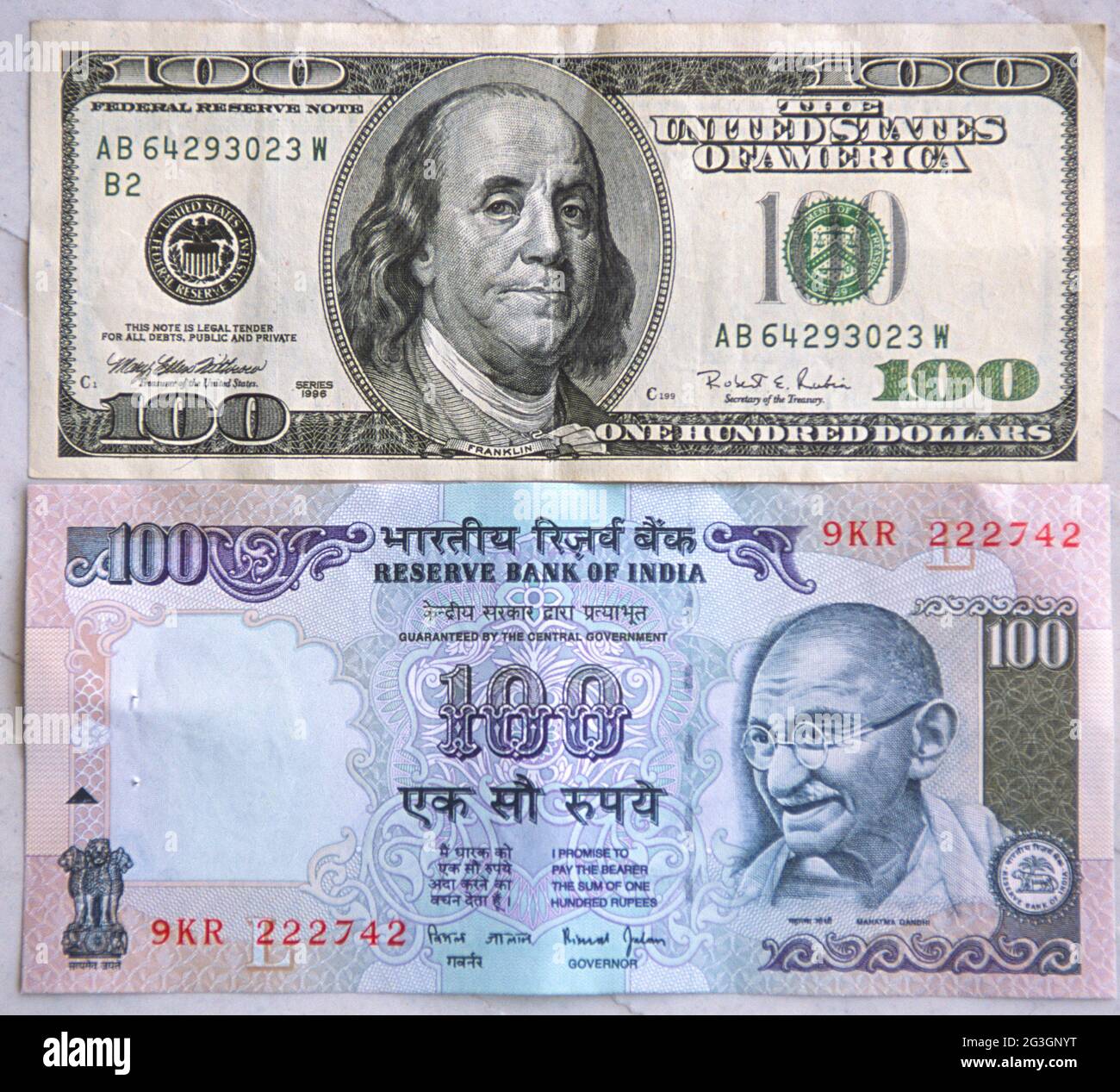 INDIA, GENNAIO 2001 - fatture in valuta dall'India e dagli Stati Uniti. 100 dollari di legge e 100 Rupee fattura. Foto Stock