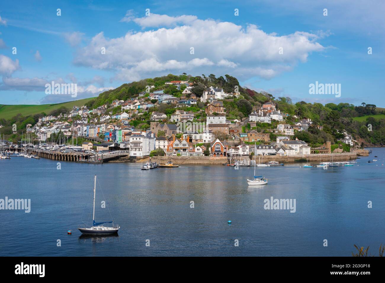 Kingswear Inghilterra, vista sul fiume Dart in estate verso la città lungofiume di Kingswear, South Hams, Devon, Inghilterra, Regno Unito Foto Stock