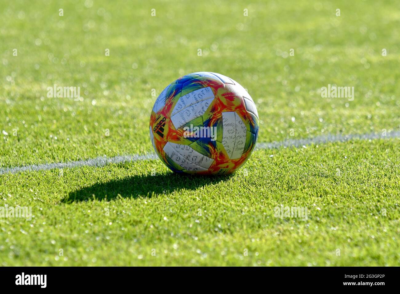 Llanelli, Galles. 15 giugno 2021. Una palla Adidas Conext19 usata durante il Women's International friendly match tra le donne del Galles e le donne della Scozia al Parc y Scarlets di Llanelli, Galles, Regno Unito, il 15 giugno 2021. Credit: Duncan Thomas/Majestic Media/Alamy Live News. Foto Stock Llanelli, Galles. 15 giugno 2021. Una palla Adidas Conext19 usata durante il Women's International friendly match tra le donne del Galles e le donne della Scozia al Parc y Scarlets di Llanelli, Galles, Regno Unito, il 15 giugno 2021. Credit: Duncan Thomas/Majestic Media/Alamy Live News. Foto Stock
