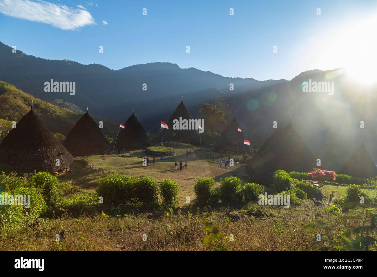 Il piccolo villaggio Wae Rebo sull'isola di Flores, Indonesia, sotto i raggi del sole del mattino, si erge con le sue tradizionali case circolari Foto Stock