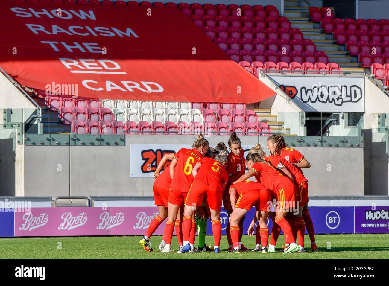 Llanelli, Galles. 15 giugno 2021. Il team delle donne del Galles si è accanito prima del Women's International friendly match tra le donne del Galles e le donne della Scozia al Parc y Scarlets di Llanelli, Galles, Regno Unito, il 15 giugno 2021. Credit: Duncan Thomas/Majestic Media/Alamy Live News. Foto Stock Llanelli, Galles. 15 giugno 2021. Il team delle donne del Galles si è accanito prima del Women's International friendly match tra le donne del Galles e le donne della Scozia al Parc y Scarlets di Llanelli, Galles, Regno Unito, il 15 giugno 2021. Credit: Duncan Thomas/Majestic Media/Alamy Live News. Foto Stock
